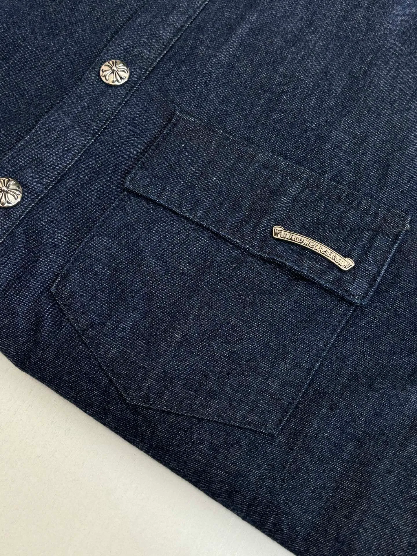 P650 Chrome Hearts*/Chrome Hearts 26 new denim shirts and cotton clothes. The original domestic spot purchase is 3.4W. The development cost is extremely high. The fabric is made of high-density pure cotton twill denim imported from Italy. It is washed and tested N times according to the original color. The jacquard lining requires a minimum order of 1,000 meters. The loss is huge. The quilting is made of Xinjiang cotton. It is thick and warm. The printing is based on the original version. It is printed with hand glue. The auxiliary material collar label is made of imported lambskin. Size: S/M/L